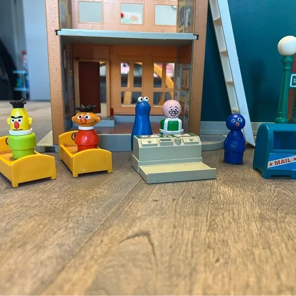 Vintage 1974 Fisher-Price Sesame Street clubhouse with figurines. - Picture 16 of 16